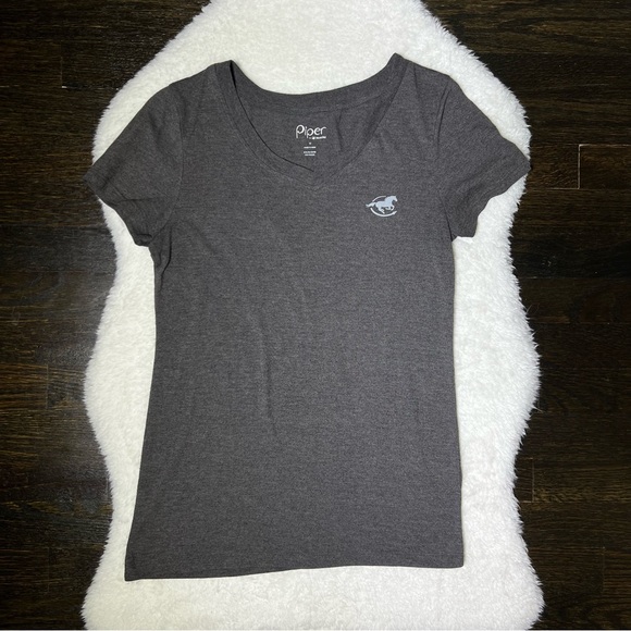Piper by SmartPak Gray V-Neck Short Sleeve T-Shirt - Picture 1 of 11